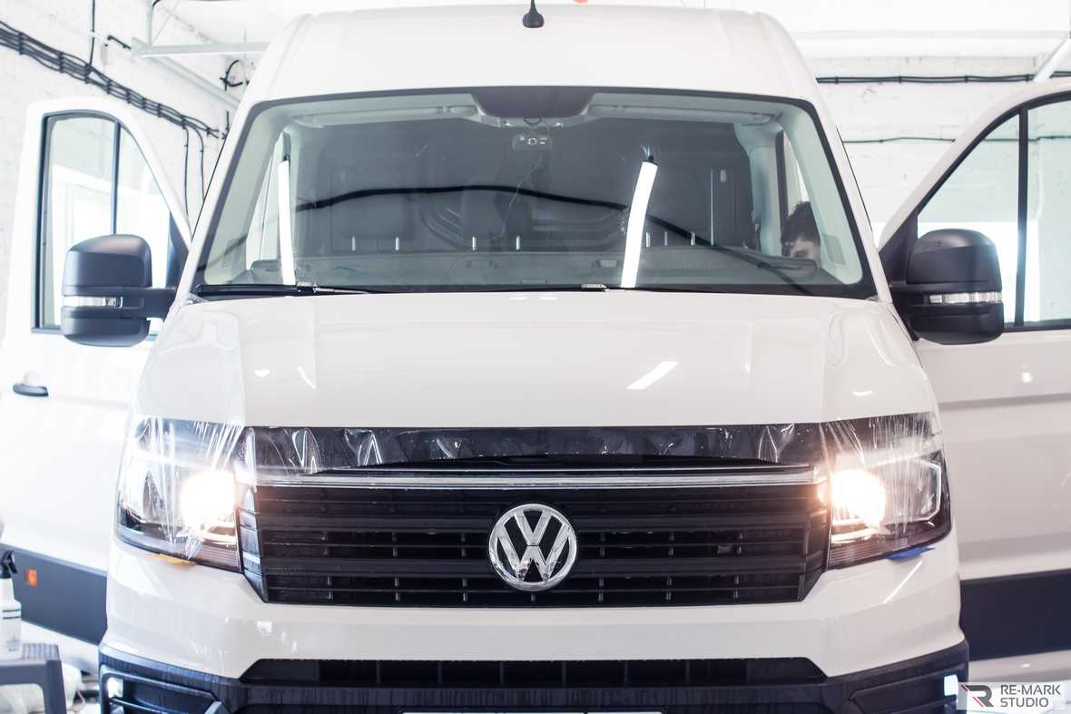 На фото процесс оклейки пленками микроавтобуса Volkswagen Transporter