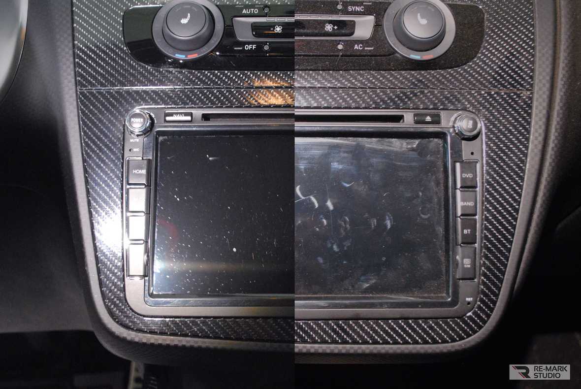 На фото часть консоли с экраном и кнопками управления мультимедийной системы.