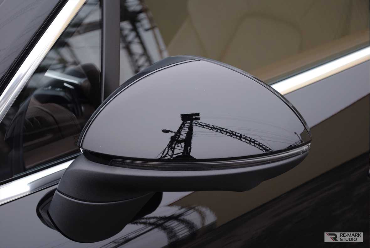 Смотреть на фото зеркало Porsche Cayenne, оклеенное пленкой PremiumShield.