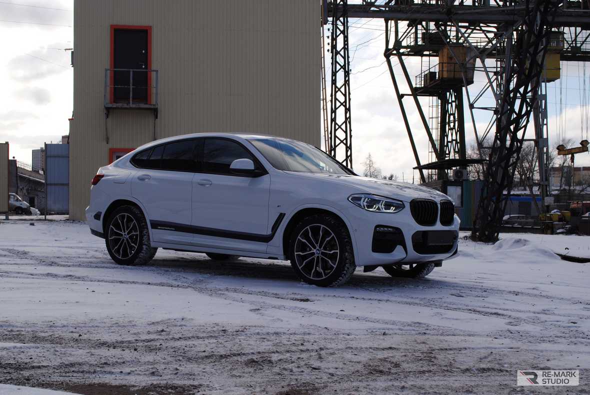 Смотреть на фото BMW X4. Автомобиль обработан керамикой EverGlass. Передняя часть защищается полиуретановой пленкой.