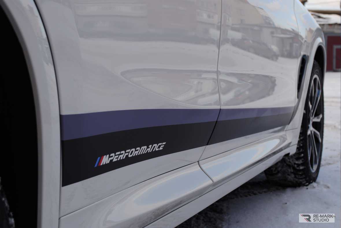 Смотреть фото BMW X4 с установленными полосами M-performance.