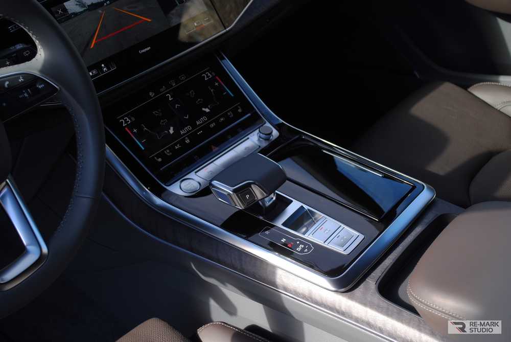 Смотреть на фото рояльный лак в Audi Q8 после оклейки полиуретановой защитной пленкой.