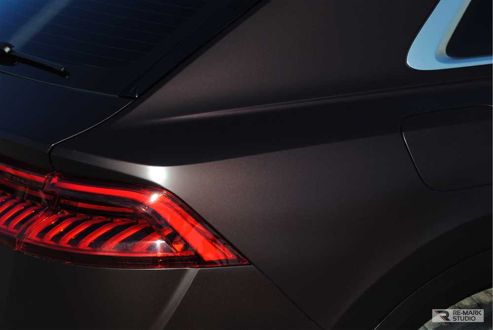 Смотреть на фото крупным планом заднее крыло Audi q8 после оклейки матовой полиуретановой пленкой.