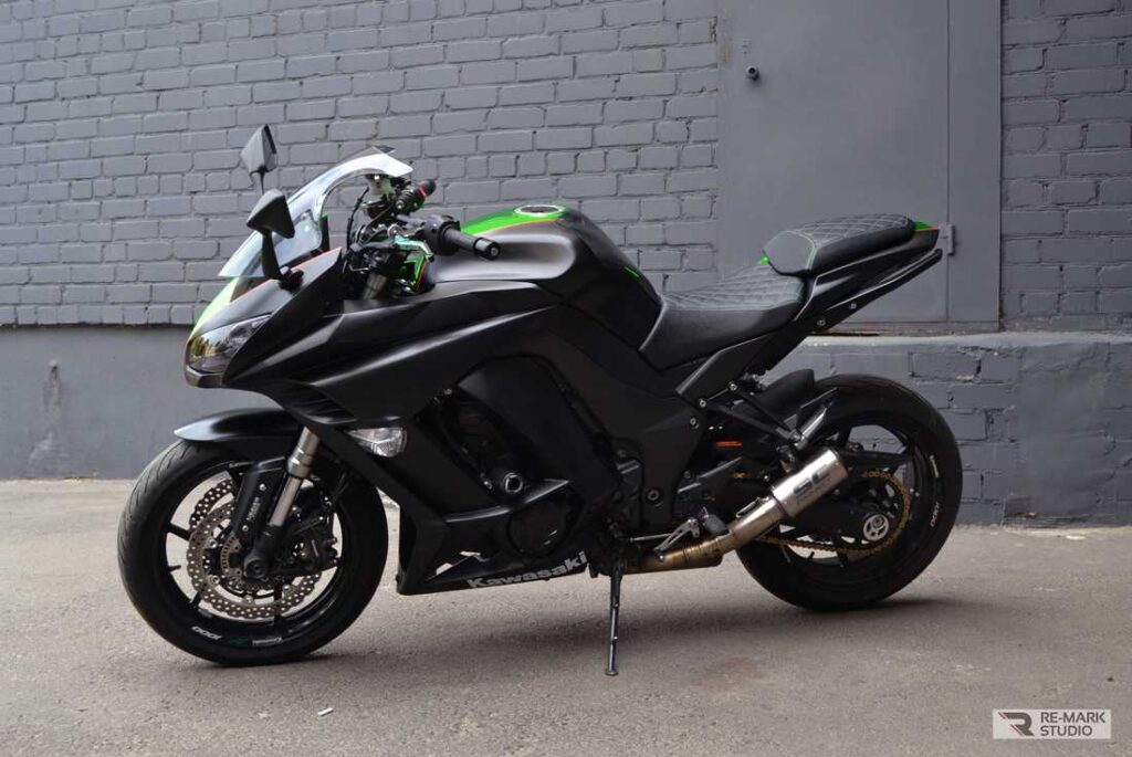Смотреть на фото мотоцикл Kawasaki Z1000sx в черном матовом виниле.
