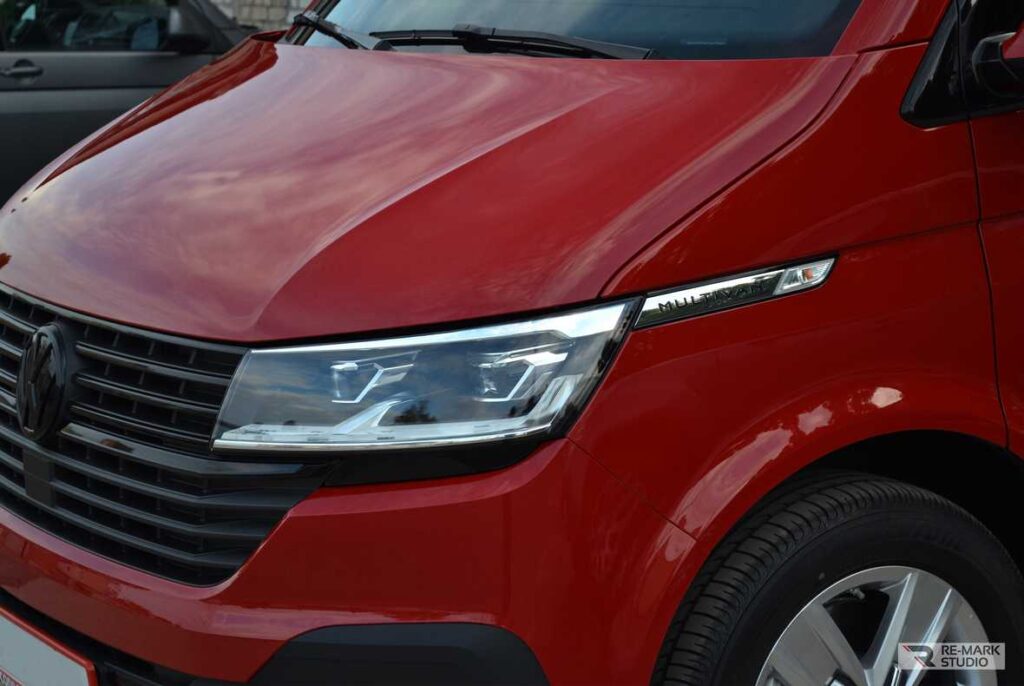 Смотреть на фото фары Volkswagen Multivan после установки на них антигравийной пленки.