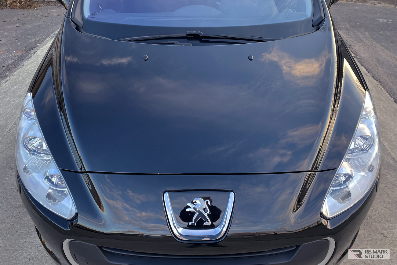 Смотреть фото передней части машины Peugeot 308 после абразивной полировки в фирме RE-MARK STUDIO.