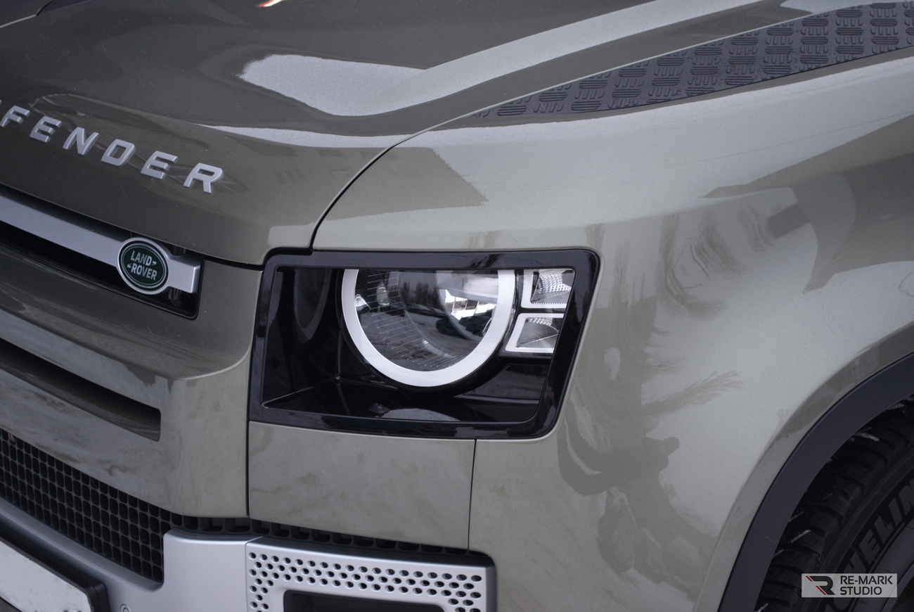 Смотреть на фото, как выглядит новый автомобиль Land Rover Defender после оклейки антигравийной пленкой под плоттер.