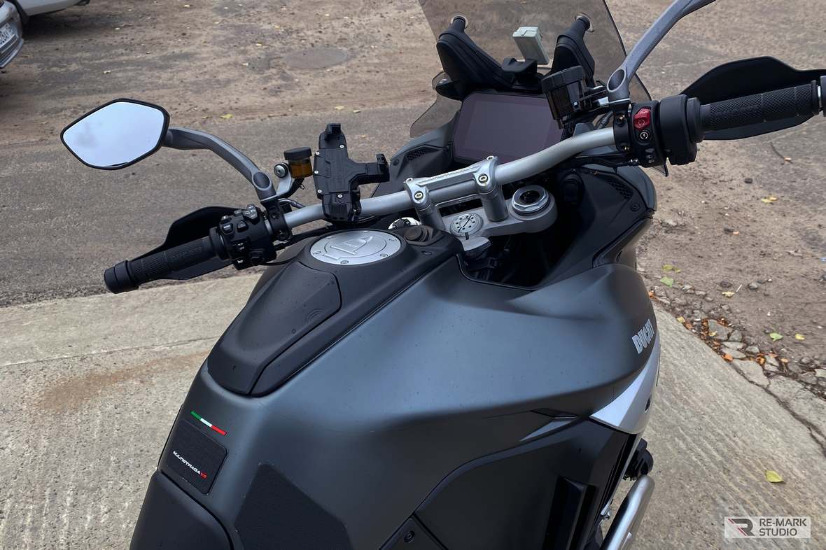 Смотреть на фото бензобак, приборная панель мотоцикла Ducati Multistrada после оклейки полиуретаном.