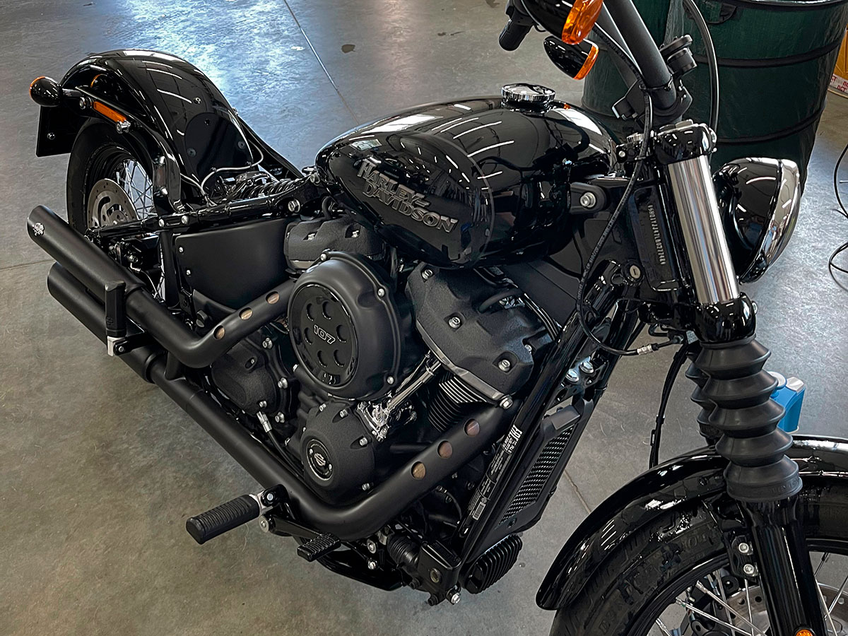 Смотреть на фото Harley-Davidson черного цвета после оклейки антигравийной пленкой.