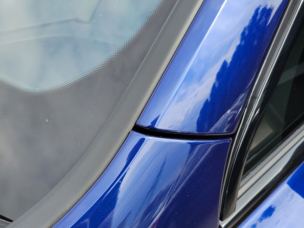 Смотреть на фото передние стойки крыши автомобиля AUDI Q7 после оклейки полиуретаном.