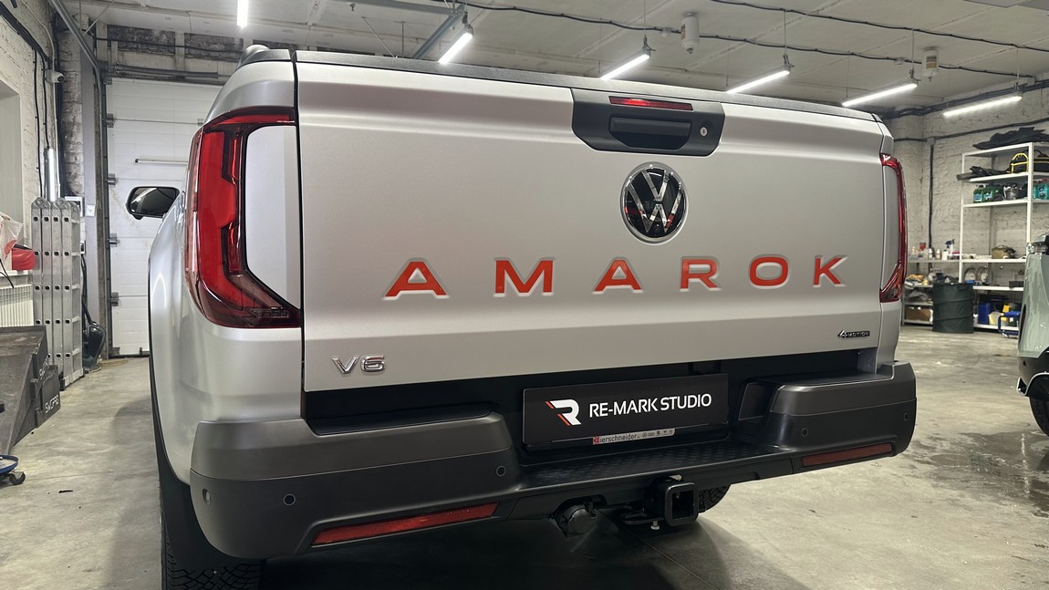 Смотреть на фото доработанная надпись на корме автомобиля Volkswagen Amarok.