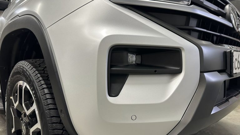 Смотреть на фото бампер автомобиля Volkswagen Amarok после установки защитной полиуретановой пленки с матовой поверхностью.