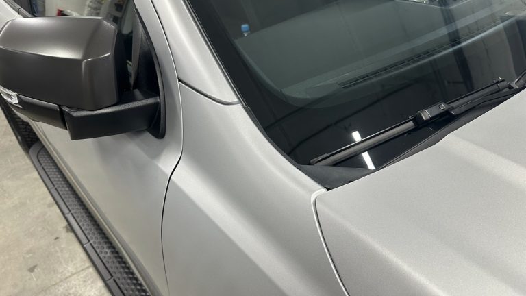 Смотреть на фото крылья, капот и зеркала пикапа Volkswagen Amarok после оклейки матовым полиуретаном.