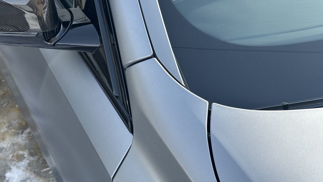 Смотреть на фото пример оклейки автомобиля BMW X6 антигравийной пленкой под плоттер по лекалам.