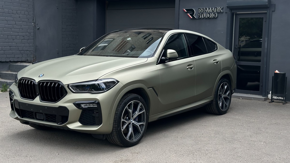 На фото автомобиль BMW X6 после оклейки виниловой пленкой Bruxsafol Intense Matt Sandstorm.