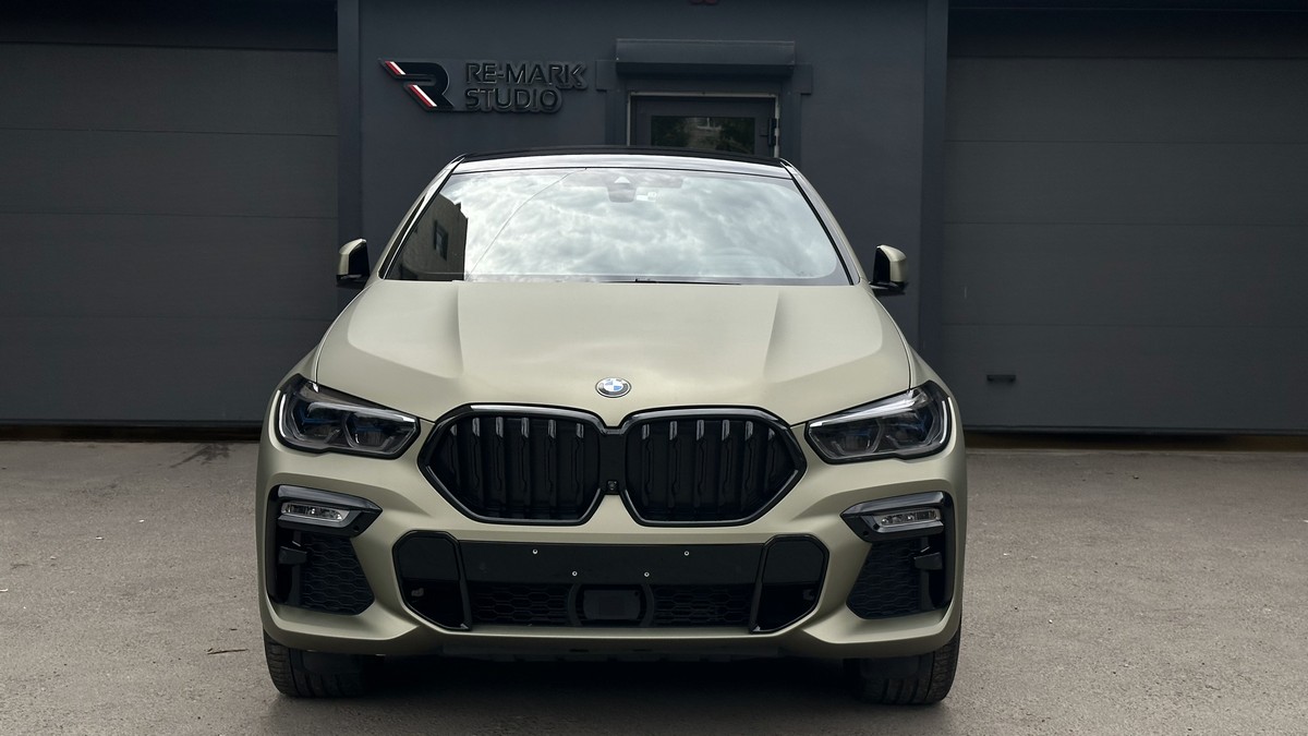 На фото автомобиль BMW X6 с затонированными фарами.