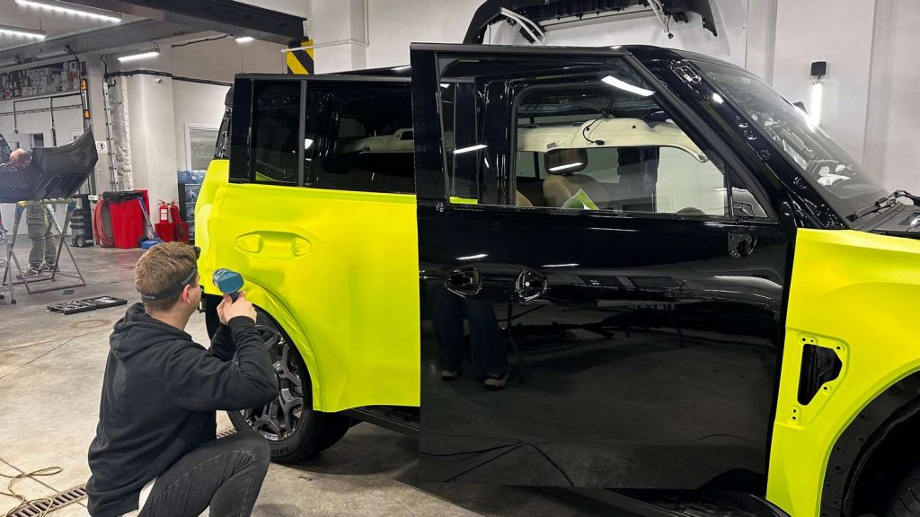 На фото процесс оклейки двери автомобиля Jetour виниловой пленкой TeckWrap.